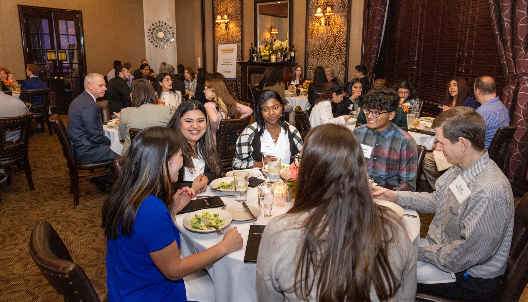 Harper alumni and students interact during the 2023 Career Connections Leadership Dinner.