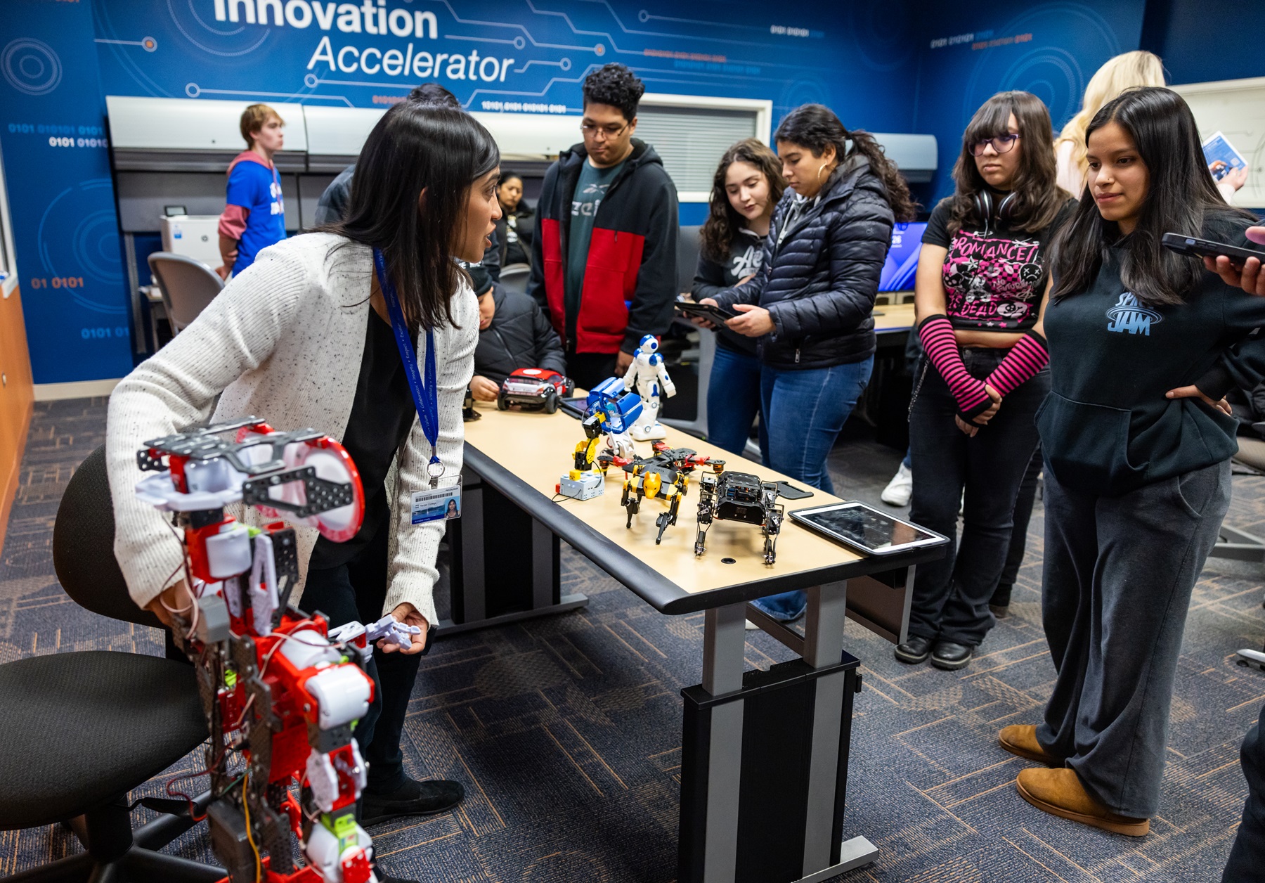 Harper College instructor Annabel Hasty introduces AI tools to prospective Harper students in the Innovation Accelerator AI lab.