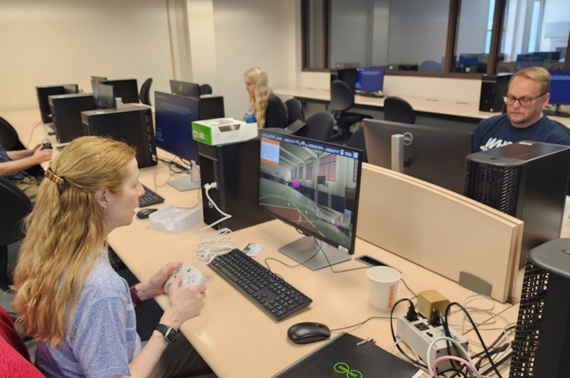 Harper faculty training on a drone simulator at a workshop. Spring 2024.