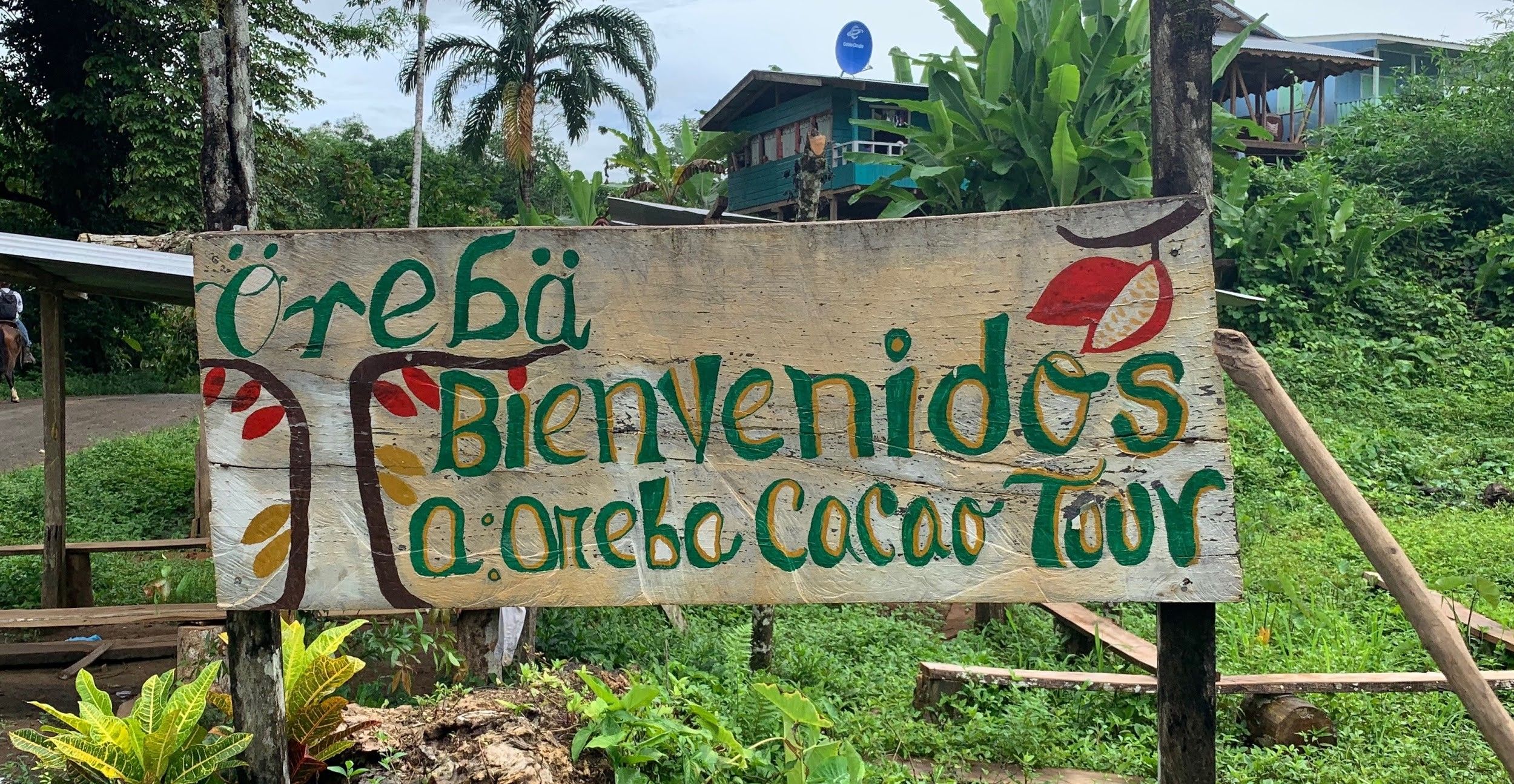 welcome sign, written in Spanish, to Oreba Cacao Tour