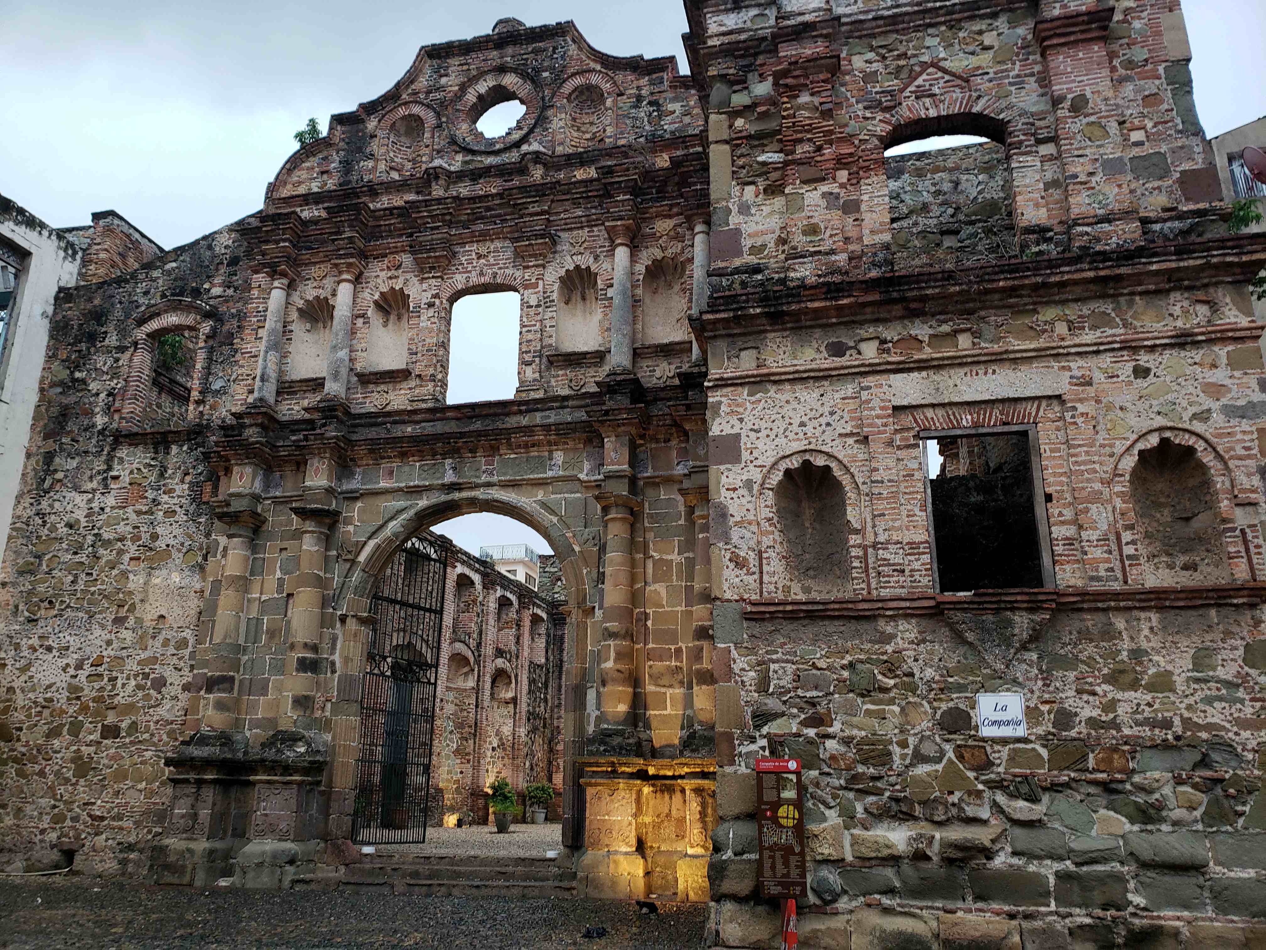 A large ruin from the colonial period, big stone walls with no ceiling