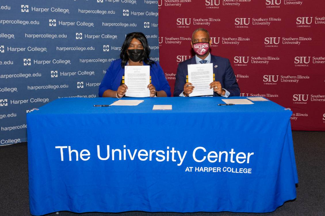Dr. Proctor signs agreement between SIU and Harper's University Center.